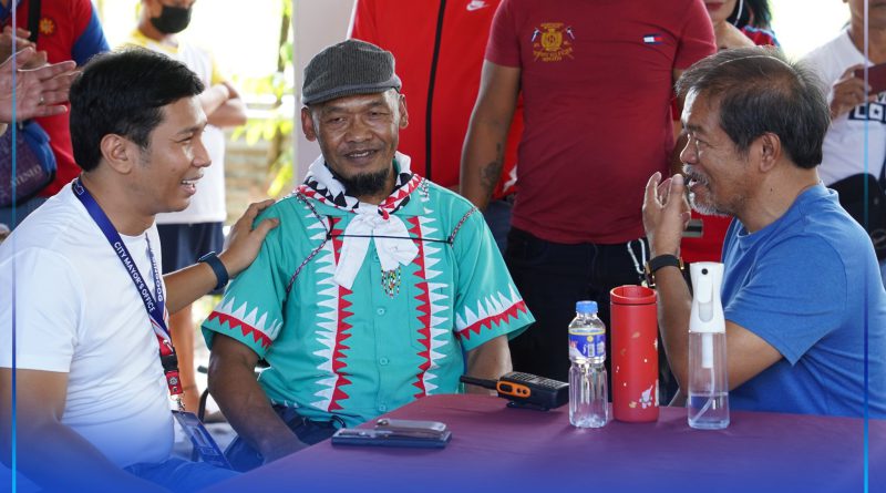 Governor Peter Unabia ug Gingoog City Mayor Erick Cañosa uban ang usa ka mag-uuma sa Gingoog City.