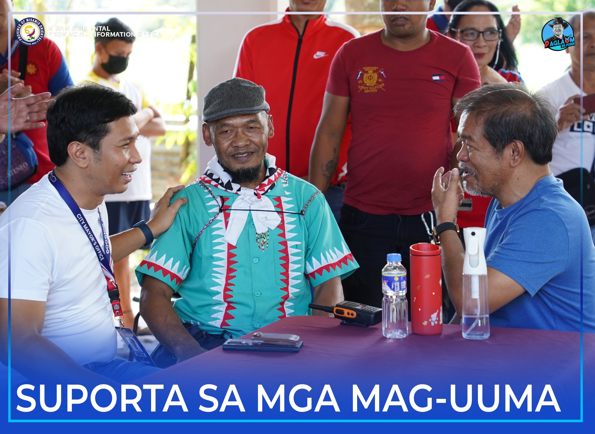 Governor Peter Unabia ug Gingoog City Mayor Erick Cañosa uban ang usa ka mag-uuma sa Gingoog City.