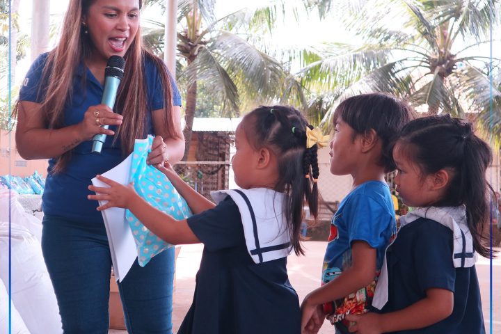 PYDO Head Allyn Auxtero nanguna sa paghatag og pahalipay nga mga dulaan ngadto sa kabataan.