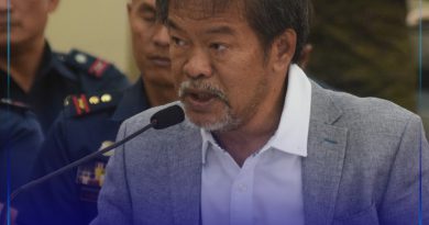 Provincial Governor Peter “Sr. Pedro” M. Unabia sa iyang pag-review sa report sa kapulisan ug kasundalohan.