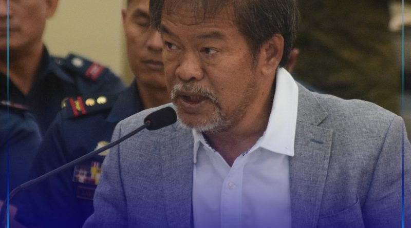 Provincial Governor Peter “Sr. Pedro” M. Unabia sa iyang pag-review sa report sa kapulisan ug kasundalohan.