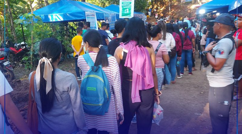 Mga devotee nga miadto sa pilgrimage site atol sa semana santa.