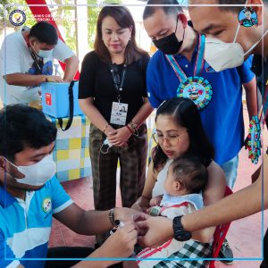 Mga bakunado nga bata kauban sila Provincial Health Officer Dr. Israel Peralta Jr. ug Provincial Health Office Technical Division head Dr. Teodoro Yu Jr.