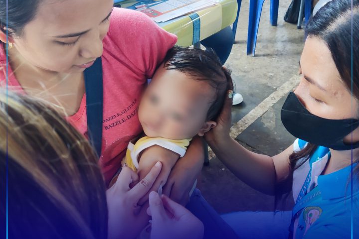 Pagbakuna sa usa ka 10-month old nga bata.