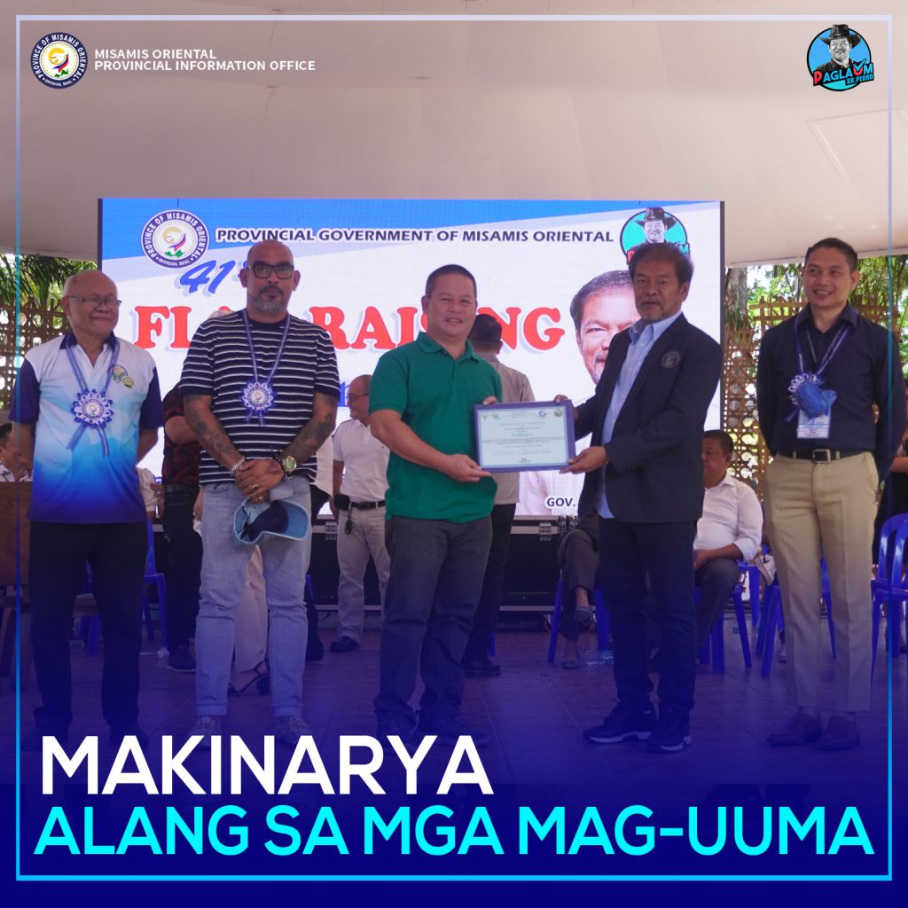 Lungsod sa Medina pinaagi ni Municipal Agriculturist Mr. Frederick M. Docdoc sa pagdawat niini sa makinarya ug Certification.