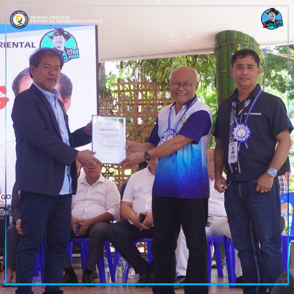 Governor Peter M. Unabia sa pagdawat sa Certification of Turn Over gikan sa Department of Agriculture Consultant Mr. Joe Rodinas kauban ni Agricultural Center Chief II Wilson V. Lagdamin.