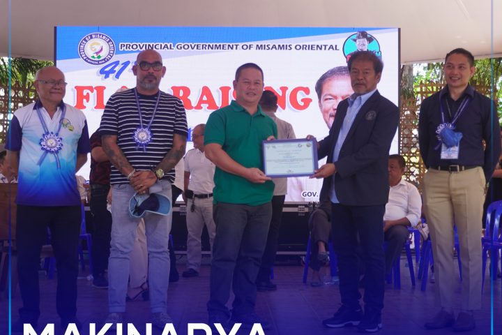 Lungsod sa Medina pinaagi ni Municipal Agriculturist Mr. Frederick M. Docdoc sa pagdawat niini sa makinarya ug Certification.