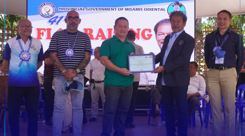 Lungsod sa Medina pinaagi ni Municipal Agriculturist Mr. Frederick M. Docdoc sa pagdawat niini sa makinarya ug Certification.