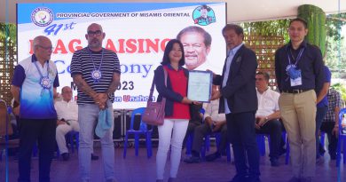 Pagdawat ni Gingoog City Agriculture Office-Fisheries Section Head Ms. Eleonor G. Castro sa certificate of acceptance alang sa Fiberglass Reinforced Plastic (FRP) Boats.