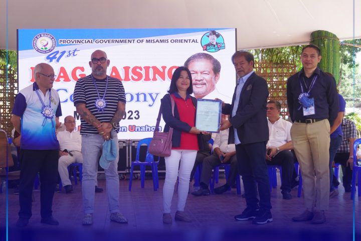 Pagdawat ni Gingoog City Agriculture Office-Fisheries Section Head Ms. Eleonor G. Castro sa certificate of acceptance alang sa Fiberglass Reinforced Plastic (FRP) Boats.