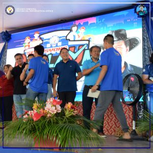 Pagtunol ni Governor Unabia sa mga Certificate ngadto sa mga bag-ong IKNB Iskolar.
