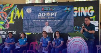 Manticao Mayor Stephen Tan sa iyang mensahe sa mga residente sa Barangay Patag, Manticao nga benepisyaryo sa Adopt a Barangay Program.