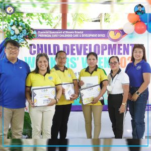 Pormal nga pagtunol ni ECCD Head Ms. Maryden Ocot sa Certificate of Recognition og 500 pesos cash sa mga Child Development Workers.