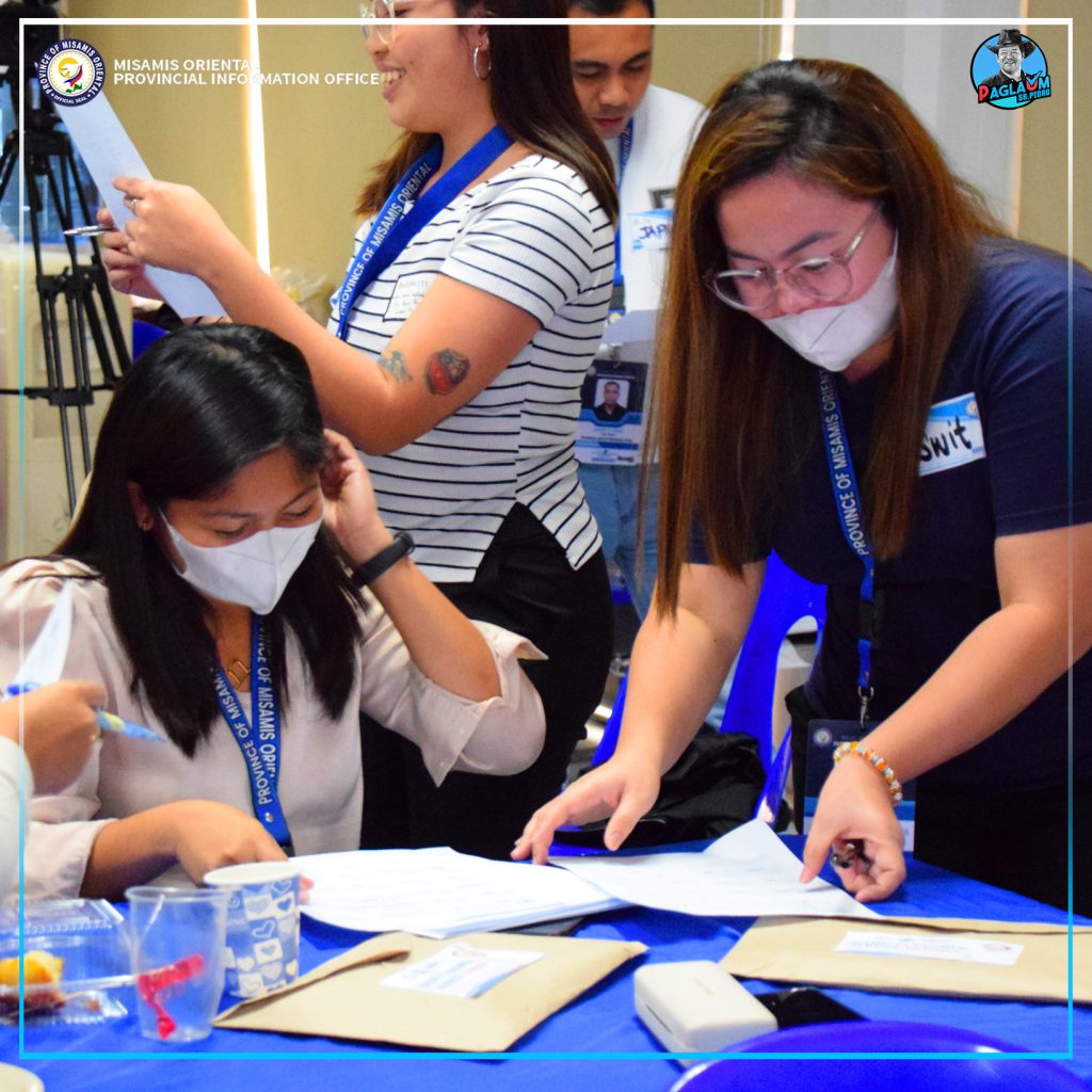 Mga personahe gikan sa One Consultancy Services ug Human Resource Management Office inubanan sa mga front desk personnal