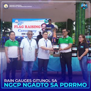 Pagtunol ni NGCP Transmission Line Manager, Mindanao Operations and Maintenance District 3 Ferdinand Lluisma. kang Provincial Administrator John Venice L. Ladaga sa 15 Rain Gauges.