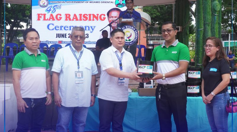 Pagtunol ni NGCP Transmission Line Manager, Mindanao Operations and Maintenance District 3 Ferdinand Lluisma. kang Provincial Administrator John Venice L. Ladaga sa 15 Rain Gauges.