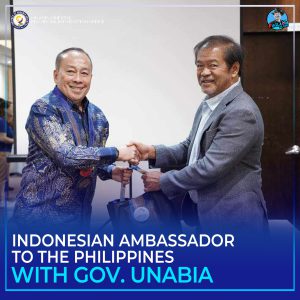 Governor Peter Unabia uban si Indonesian Ambassador to the Philippines Agus Widjojo.