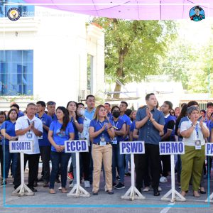 Mga empleyado sa Kapitolyo Probinsyal sa pagsalmot sa flag raising ceremony.