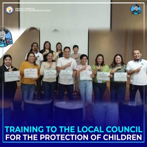 Pagdawat sa mga miyembro sa konseho og Certificate of Participation.