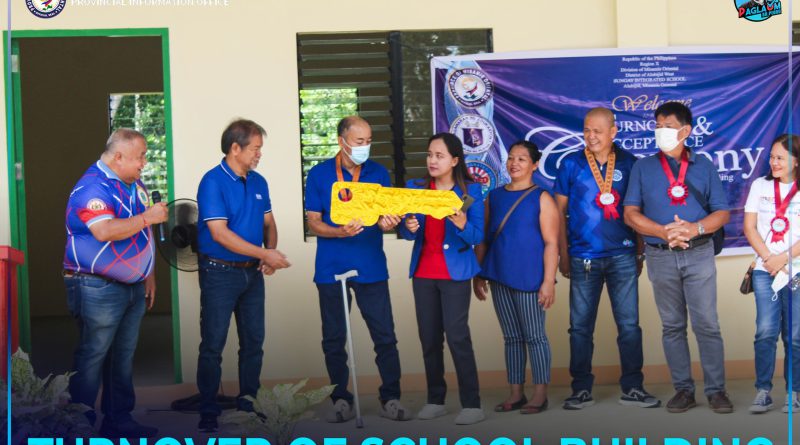 Pagtunol ni Governor Peter “Sr.Pedro” Unabia sa School Building kauban ni Alubijid Mayor Emmanuel “Emy” Jamis.