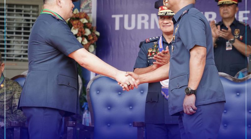 Pag-handshake ni Outgoing PBGen Lawrence Coop ug PBGen Ricardo Layug Jr.