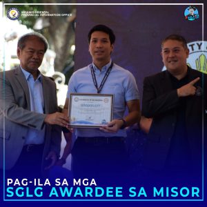 Pagdawat ni Gingoog City Mayor Erick Cañosa sa Certificate of Recognition isip usa sa SGLG Awardee